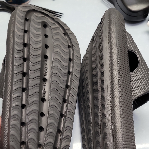 BRAND NEW Black Women's CLOUDIE Sandals - Picture 2 of 2